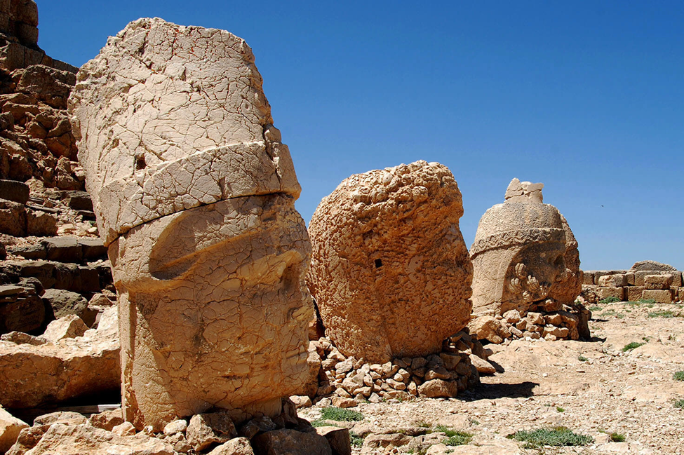 Mount Nemrut, image credit : https://happyfrogtravels.com/ 